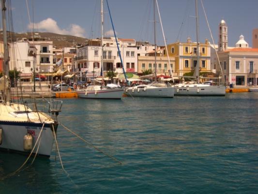 Segelboote im venezianischen Hafen von Tinos-Stadt